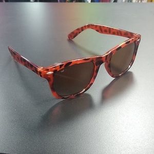 Wayfarer style sunglasses